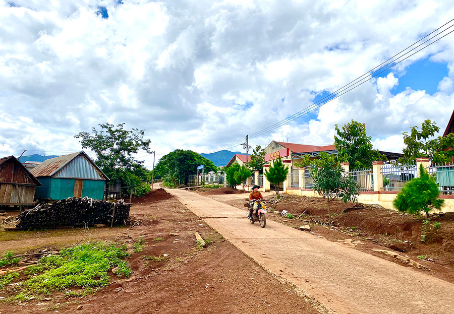 Người dân làng Pờ Yầu (xã Lơ Pang, huyện Mang Yang) được quan tâm, hỗ trợ nhà ở để ổn định cuộc sống. Ảnh: Hà Duy Người dân làng Pờ Yầu (xã Lơ Pang, huyện Mang Yang) được quan tâm, hỗ trợ nhà ở để ổn định cuộc sống. Ảnh: Hà Duy