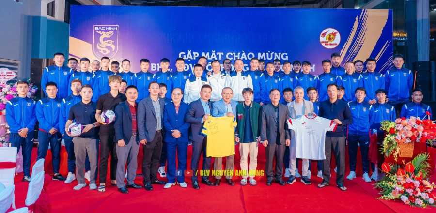 HLV Park Hang-seo chụp ảnh cùng tập thể CLB Bắc Ninh