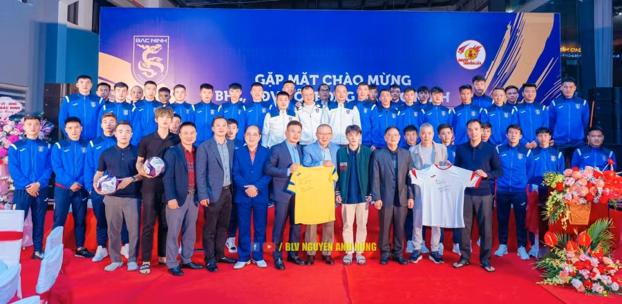 HLV Park Hang-seo chụp ảnh cùng tập thể CLB Bắc Ninh
