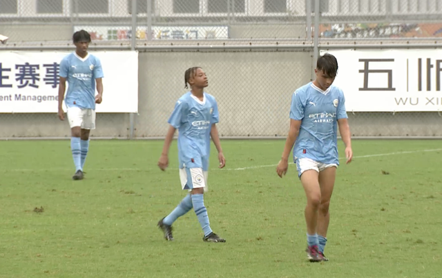 Nóng: U.16 PVF tạo địa chấn, xuất sắc đánh bại U.16 Man City - Ảnh 3. Nỗi buồn của các cầu thủ U.16 Man City. Ảnh chụp màn hình