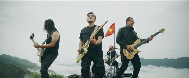 Nhóm nhạc Bức Tường chơi nhạc trên 'sống lưng khủng long.' (Ảnh từ MV) Nhóm nhạc Bức Tường chơi nhạc trên 'sống lưng khủng long.' (Ảnh từ MV)