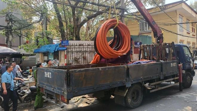 Công an phải dùng xe tải để thu giữ tang vật. Công an phải dùng xe tải để thu giữ tang vật.