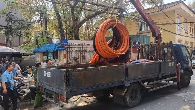 Công an phải dùng xe tải để thu giữ tang vật.