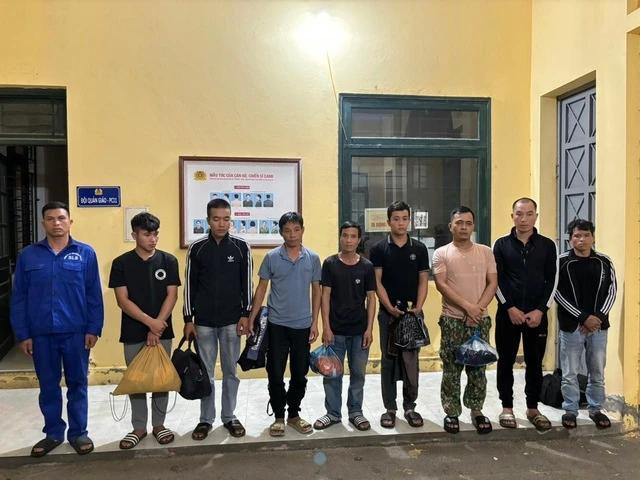 9 trong số 14 nghi phạm bị tạm giữ. 9 trong số 14 nghi phạm bị tạm giữ.