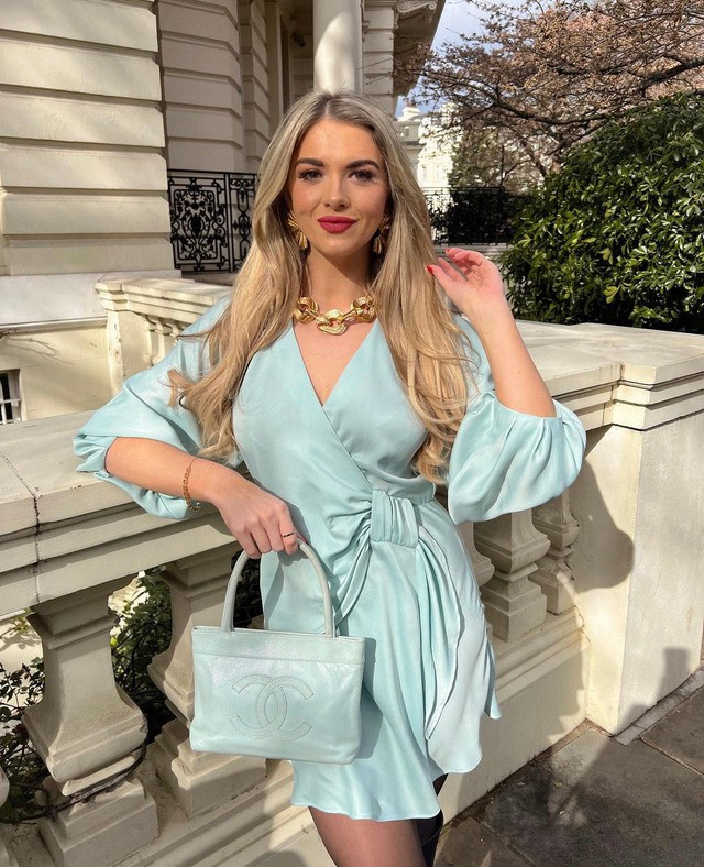 Đừng nghĩ những mẫu váy bánh bèo sẽ làm mất đi sự sang chảnh thanh lịch, đó là bởi bạn chưa tìm được thiết kế phù hợp với bản thân và bối cảnh sự kiện. Một chiếc váy lụa màu xanh nhạt kèm các chi tiết tay bồng, thắt nơ dưới eo mix match cùng phụ kiện statement sẽ giúp bạn tôn da, tôn dáng triệt để Đừng nghĩ những mẫu váy bánh bèo sẽ làm mất đi sự sang chảnh thanh lịch, đó là bởi bạn chưa tìm được thiết kế phù hợp với bản thân và bối cảnh sự kiện. Một chiếc váy lụa màu xanh nhạt kèm các chi tiết tay bồng, thắt nơ dưới eo mix match cùng phụ kiện statement sẽ giúp bạn tôn da, tôn dáng triệt để