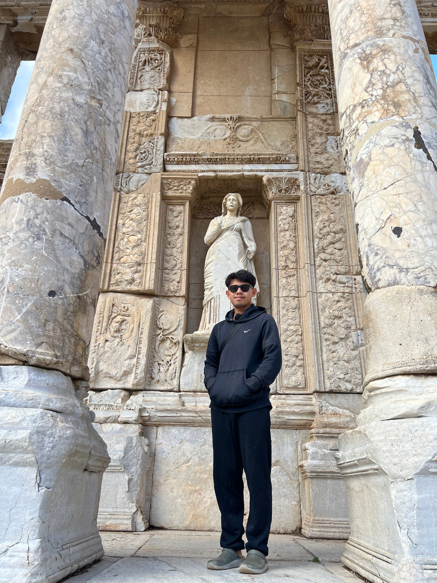 Bên một nhà thờ ở Thổ Nhĩ Kỳ.