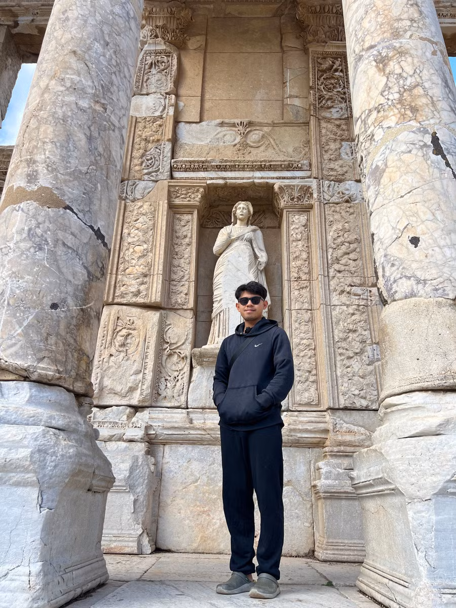 Bên một nhà thờ ở Thổ Nhĩ Kỳ.