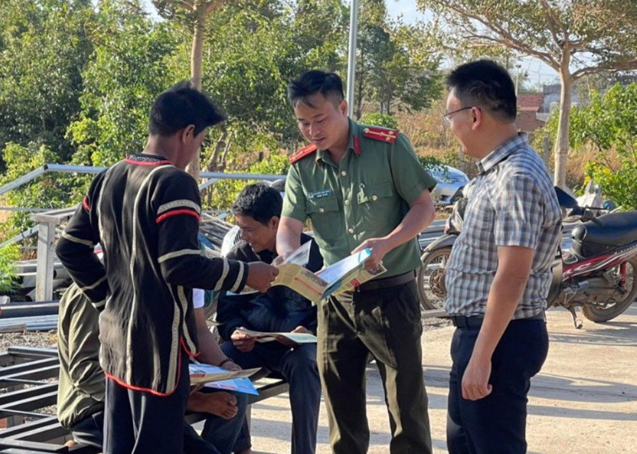 Cán bộ Công an huyện Chư Sê tuyên truyền, phổ biến pháp luật cho người dân. Ảnh: R.H Cán bộ Công an huyện Chư Sê tuyên truyền, phổ biến pháp luật cho người dân. Ảnh: R.H