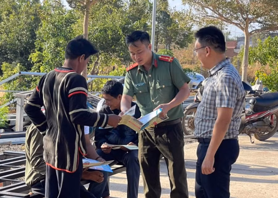 Cán bộ Công an huyện Chư Sê tuyên truyền, phổ biến pháp luật cho người dân. Ảnh: R.H