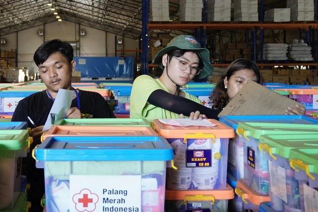 Lê Minh Dương (giữa) thực hiện công tác kiểm đếm và quản lý vật dụng cứu hộ tại nhà kho của PMI thuộc tỉnh Banten, Indonesia. Ảnh NVCC Lê Minh Dương (giữa) thực hiện công tác kiểm đếm và quản lý vật dụng cứu hộ tại nhà kho của PMI thuộc tỉnh Banten, Indonesia. Ảnh NVCC