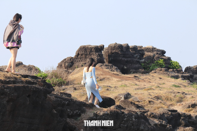 Du khách khám phá gành Hang, xã Long Hải, huyện đảo Phú Quý. Ảnh: Quế Hà Du khách khám phá gành Hang, xã Long Hải, huyện đảo Phú Quý. Ảnh: Quế Hà