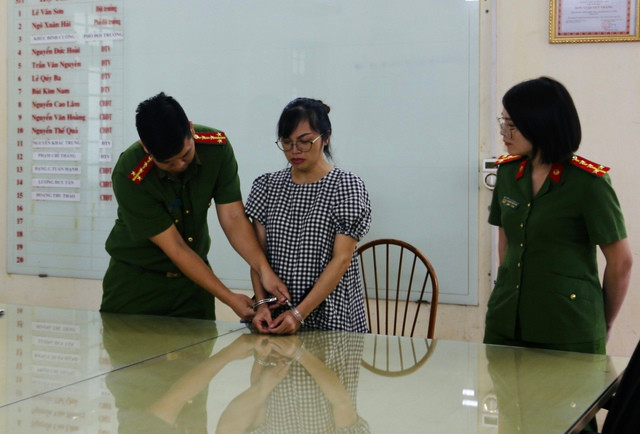 Khởi tố nhân viên thử việc ngân hàng lừa gần 9 tỉ đồng - Ảnh 1. Công an tỉnh Bắc Ninh tống đạt các quyết định tố tụng đối với Nguyễn Thị Uyên. Ảnh: HỮU THANH