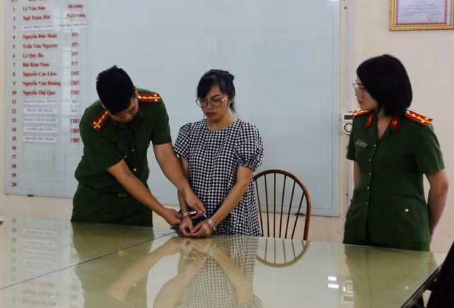 Công an tỉnh Bắc Ninh tống đạt các quyết định tố tụng đối với Nguyễn Thị Uyên. Ảnh: HỮU THANH