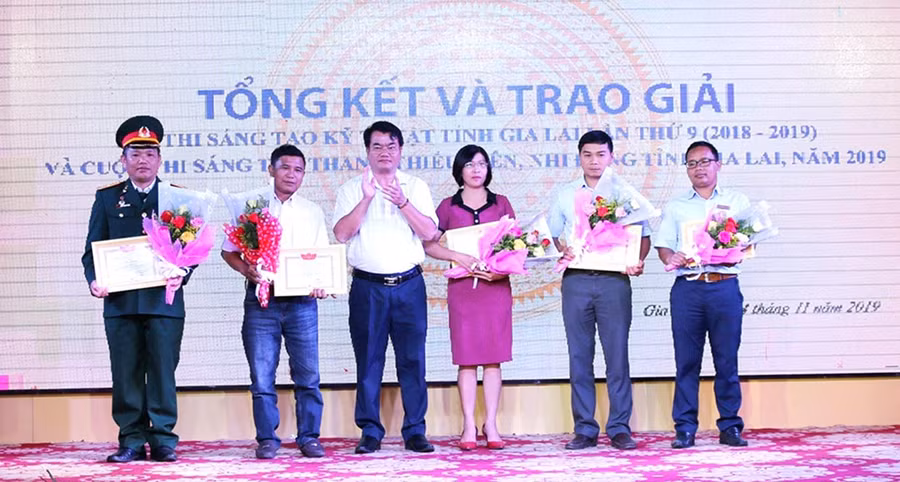 Tác giả Ngô Văn Lợi (thứ 2 từ phải sang) và kỹ sư Ksor Huết (bìa phải) nhận giải thưởng tại Hội thi sáng tạo kỹ thuật tỉnh Gia Lai lần thứ 9, năm 2018-2019. Ảnh: Văn Lợi