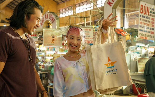 Tác phẩm lấy cảm hứng từ câu chuyện của chính biên kịch. Tác phẩm lấy cảm hứng từ câu chuyện của chính biên kịch.