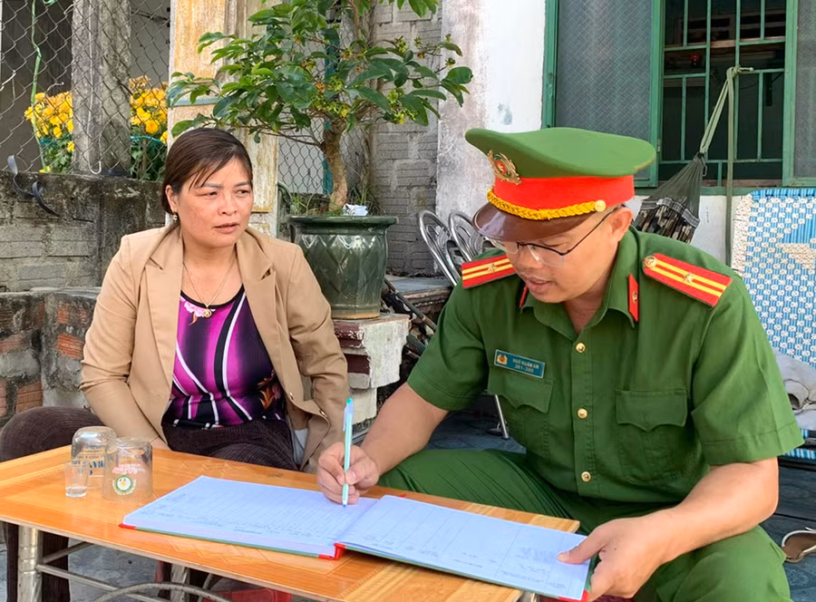 Cảnh sát khu vực (Công an xã Thành An, thị xã An Khê) tiếp cận người dân thông qua mô hình “3 gặp, 4 biết, 5 tuyên, 6 hướng”, góp phần phục vụ đảm bảo ANTT. Ảnh: N.M