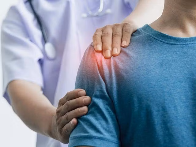 Đau vai tái đi tái lại có thể là do vận động quá sức hoặc viêm xương khớp. Ảnh SHUTTERSTOCK