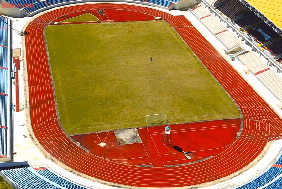 Mặt sân chính được trồng cỏ Bermuda, lắp đặt hệ thống tưới tự động.