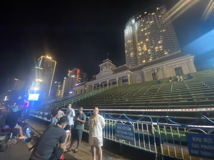 Khu vực khán đài đang thi công trước khai mạc Festival biển Nha Trang (Ảnh: Toàn Văn)