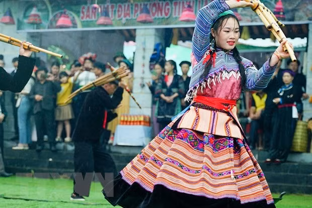 Biểu diễn điệu múa khèn của đồng bào dân tộc Mông. (Ảnh: Khánh Hòa/TTXVN)