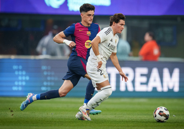 Pau Victor ghi hai bàn cho Barcelona Pau Victor ghi hai bàn cho Barcelona