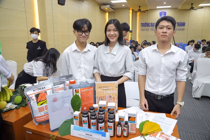 Nhóm nghiên cứu của Trường ĐH Nguyễn Tất Thành với sản phẩm chế xuất từ dịch chiết lá bàng