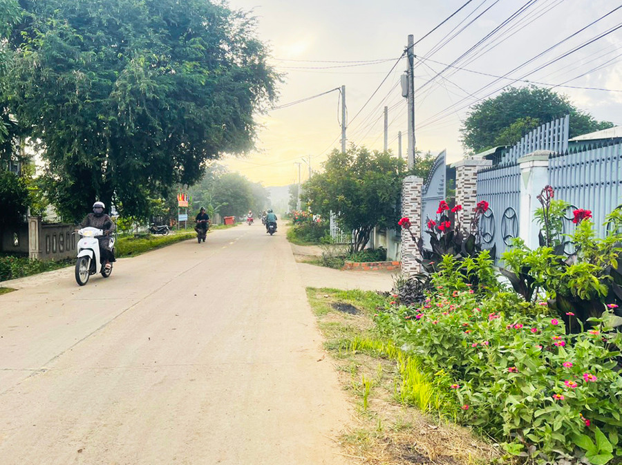 Các tuyến đường ở buôn Rưng Ma Nin luôn sạch đẹp và ngập tràn sắc hoa. Ảnh: V.C