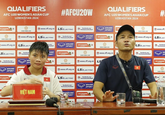 HLV trưởng Akira Ijiri (phải) và tiền đạo Ngọc Minh Chuyên. Ảnh: MINH TÚ HLV trưởng Akira Ijiri (phải) và tiền đạo Ngọc Minh Chuyên. Ảnh: MINH TÚ