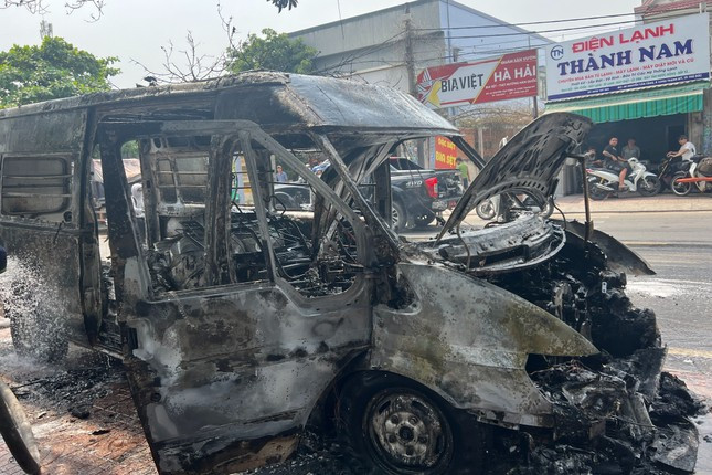 Ô tô bị cháy trơ khung. Ảnh: H.T.
