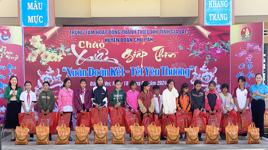 Tặng quà tết cho các em thiếu nhi dân tộc thiểu số khó khăn ở xã ĐăkTơver huyện Chư Păh. Ảnh: Hà Đức Thành