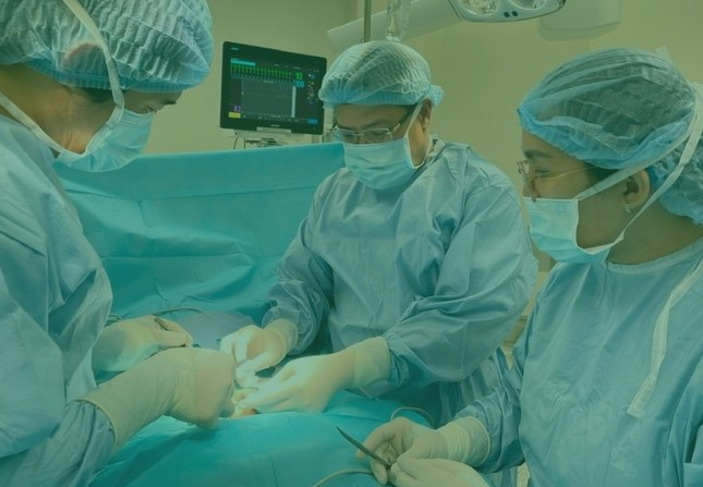Các bác sĩ Bệnh viện Nhi đồng 2 thực hiện cuộc phẫu thuật cho bệnh nhi Các bác sĩ Bệnh viện Nhi đồng 2 thực hiện cuộc phẫu thuật cho bệnh nhi
