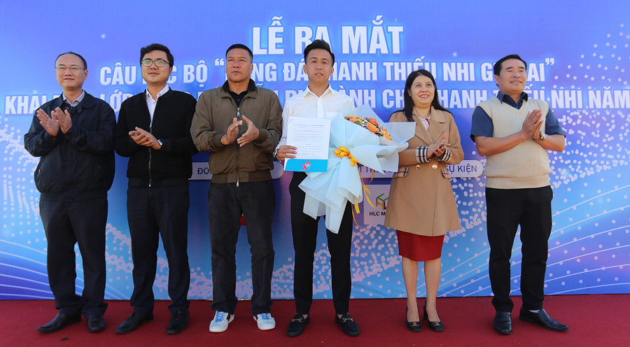 Câu Lạc bộ Bóng đá Thanh Thiếu nhi Gia Lai được giao quản lý sân bóng cỏ nhân tạo 11 người đầu tiên ở Gia Lai. Ảnh: Văn Ngọc Câu Lạc bộ Bóng đá Thanh Thiếu nhi Gia Lai được giao quản lý sân bóng cỏ nhân tạo 11 người đầu tiên ở Gia Lai. Ảnh: Văn Ngọc