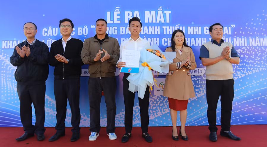 Câu Lạc bộ Bóng đá Thanh Thiếu nhi Gia Lai được giao quản lý sân bóng cỏ nhân tạo 11 người đầu tiên ở Gia Lai. Ảnh: Văn Ngọc