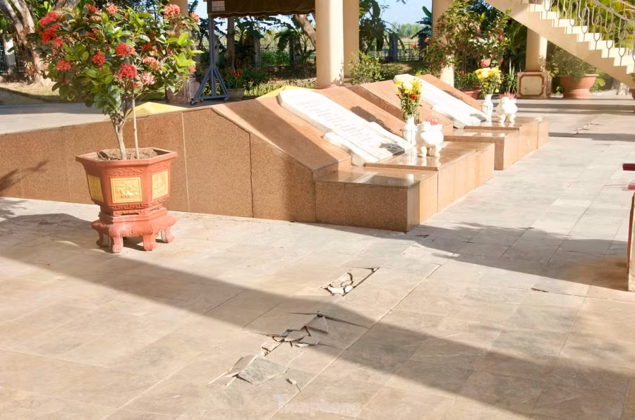 Nền gạch cạnh 2 ngôi mộ bị bong tróc, vỡ vụn. Nền gạch cạnh 2 ngôi mộ bị bong tróc, vỡ vụn.