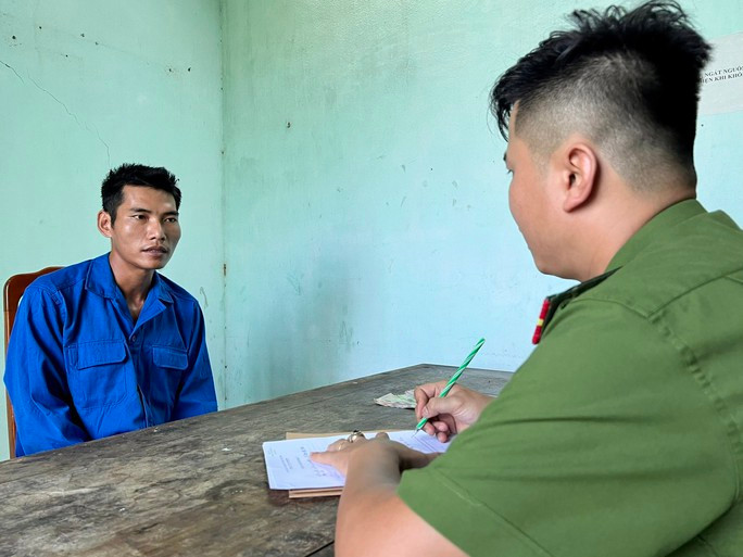 Hồ Hải Quan tại cơ quan công an. Hồ Hải Quan tại cơ quan công an.