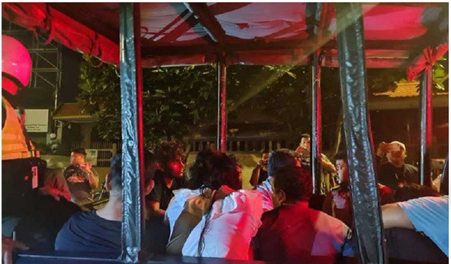 13 nghi phạm bị bắt giữ để thẩm vấn về cáo buộc bắt cóc hai doanh nhân Trung Quốc. Chụp màn hình Khmer Times 13 nghi phạm bị bắt giữ để thẩm vấn về cáo buộc bắt cóc hai doanh nhân Trung Quốc. Chụp màn hình Khmer Times