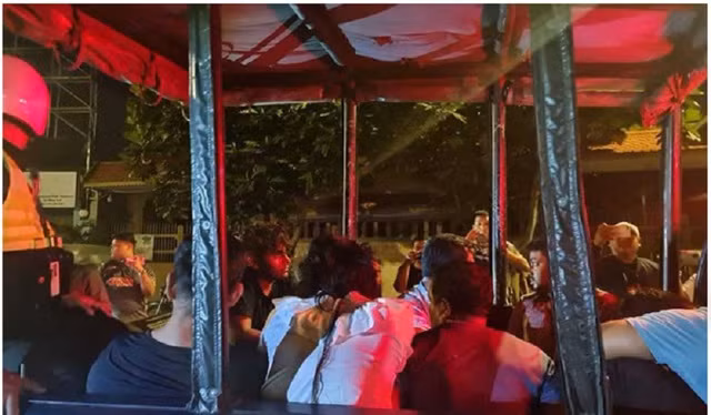 13 nghi phạm bị bắt giữ để thẩm vấn về cáo buộc bắt cóc hai doanh nhân Trung Quốc. Chụp màn hình Khmer Times