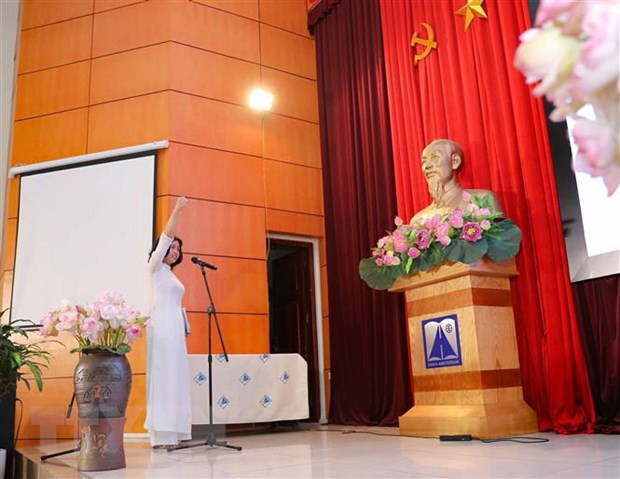 Một đảng viên trẻ đọc lời tuyên thệ. (Ảnh: Thanh Tùng/TTXVN)