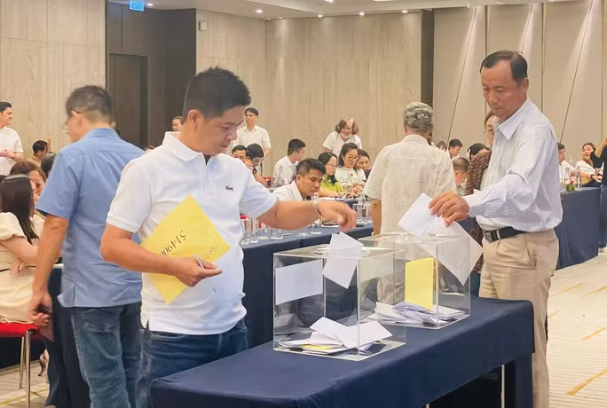 Cổ đông bỏ phiếu thông qua nghị quyết tại ĐHCĐ Quốc Cường Gia Lai