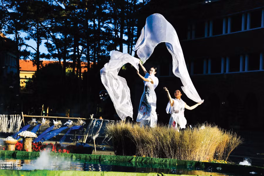 Sự thăng hoa của tơ lụa và âm nhạc, như góp thêm hương sắc làm giàu đẹp cho vùng đất cao nguyên