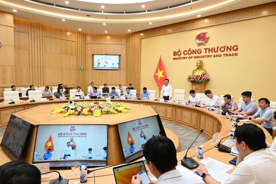 Bộ trưởng Nguyễn Hồng Diên làm việc với EVN, TKV, PVN, Tổng Công ty Đông Bắc về Kế hoạch cung cấp điện và vận hành hệ thống điện Quốc gia trong những tháng cao điểm mùa khô năm 2024. (Ảnh: PV/Vietnam+)