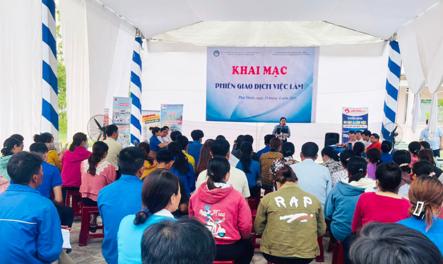 Phiên giao dịch việc làm tại xã Chrôh Pơnan (huyện Phú Thiện) thu hút đông đảo người lao động tham gia. Ảnh: Vũ Chi