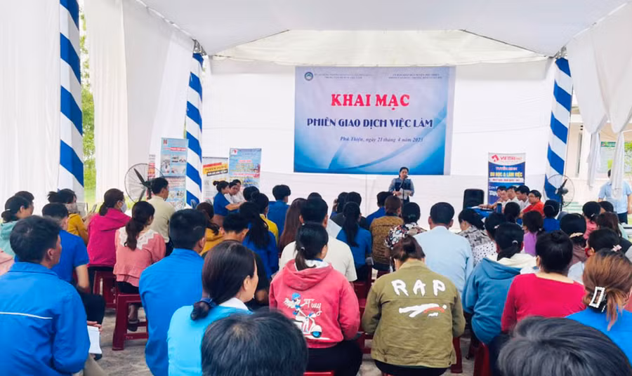 Phiên giao dịch việc làm tại xã Chrôh Pơnan (huyện Phú Thiện) thu hút đông đảo người lao động tham gia. Ảnh: Vũ Chi