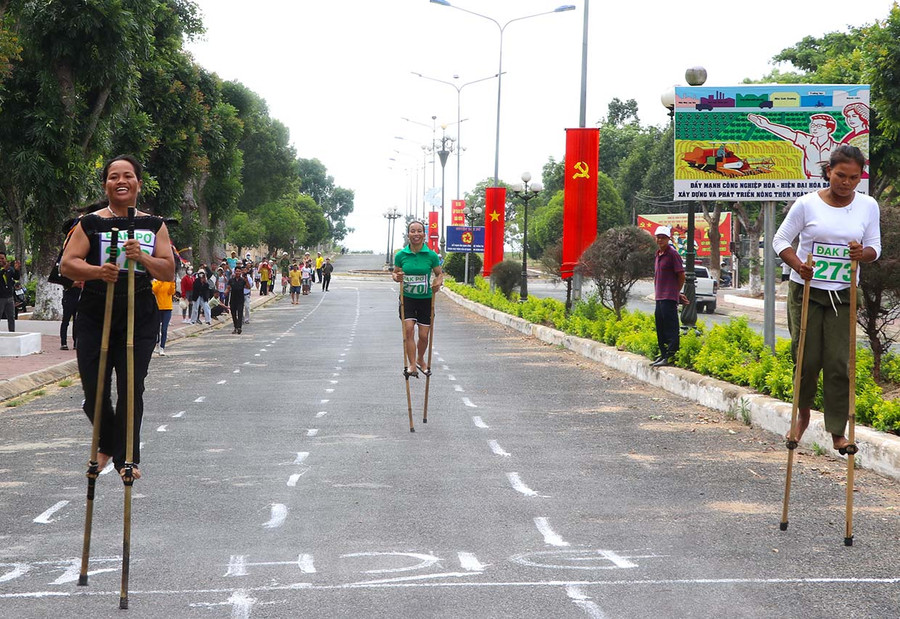 Các vận động viên môn chạy cà kheo tranh tài tại Ngày hội văn hóa-thể thao các dân tộc thiểu số huyện Đak Pơ lần thứ IV-2023. Ảnh: N.M