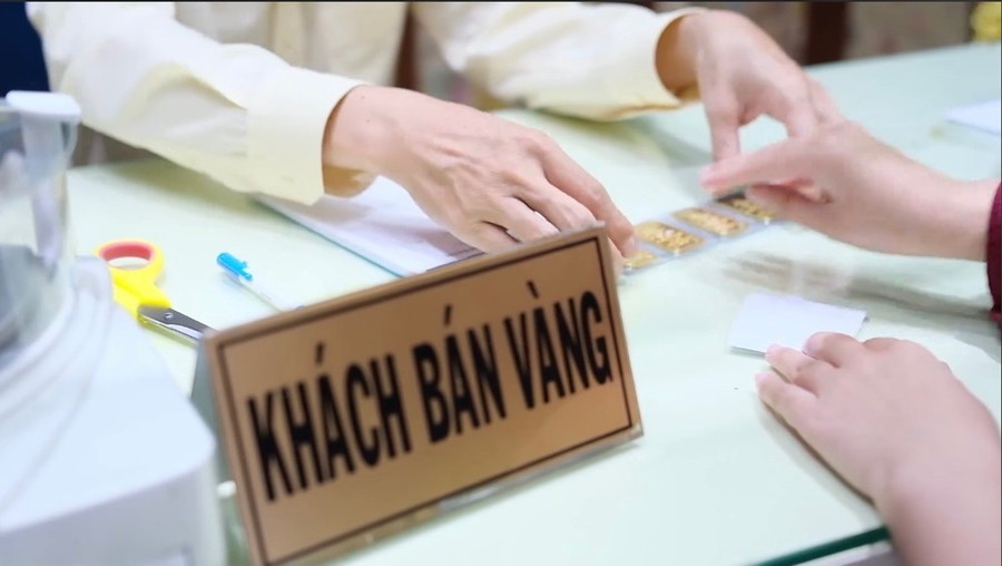 Người mua vàng SJC thời điểm hiện nay sẽ gặp rủi ro vì giá mua và giá bán chênh nhau lên đến 5,5 triệu đồng Người mua vàng SJC thời điểm hiện nay sẽ gặp rủi ro vì giá mua và giá bán chênh nhau lên đến 5,5 triệu đồng