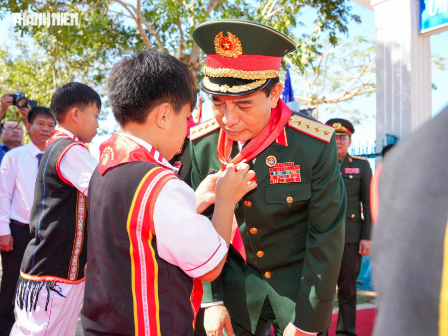 Học sinh Trường tiểu học Bế Văn Đàn thực hiện nghi thức thắt khăn quàng đỏ cho đại tướng Phan Văn Giang. Ảnh: ĐỘC LẬP - MAI THANH HẢI Học sinh Trường tiểu học Bế Văn Đàn thực hiện nghi thức thắt khăn quàng đỏ cho đại tướng Phan Văn Giang. Ảnh: ĐỘC LẬP - MAI THANH HẢI