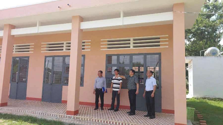 Lãnh đạo Sở Nông nghiệp và PTNT cùng lãnh đạo huyện Ia Pa kiểm tra phòng học sửa chữa tại thôn 5. Ảnh: Nguyễn Diệp