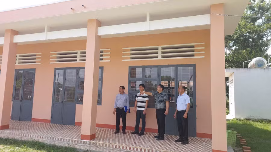 Lãnh đạo Sở Nông nghiệp và PTNT cùng lãnh đạo huyện Ia Pa kiểm tra phòng học sửa chữa tại thôn 5. Ảnh: Nguyễn Diệp