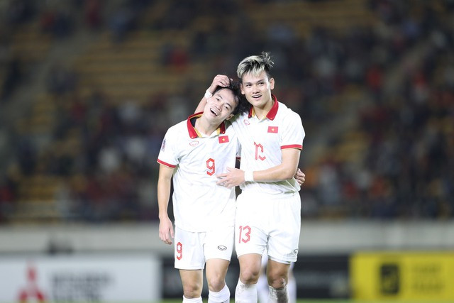 Tiền đạo Văn Toàn rời Hàn Quốc, ký hợp đồng 3 năm với đội Nam Định - Ảnh 2. Văn Toàn (trái) trở lại đấu trường trong nước