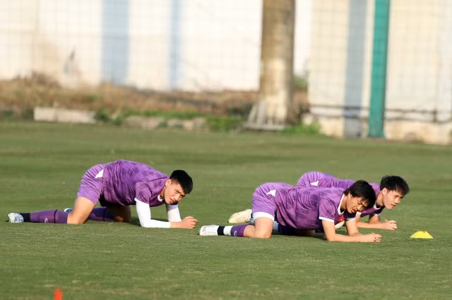 Tiền đạo Văn Toàn rời Hàn Quốc, ký hợp đồng 3 năm với đội Nam Định - Ảnh 1. Văn Toàn (đầu tiên) trong màu áo đội tuyển Việt Nam. Ảnh: Hoàng Quân